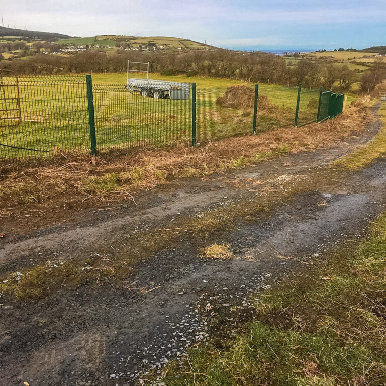 Mesh fencing for field with steel posts